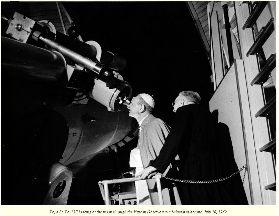教宗聖保祿六世透過望遠鏡觀看月球。（圖／Twitter＠Vatican Observatory Foundation）